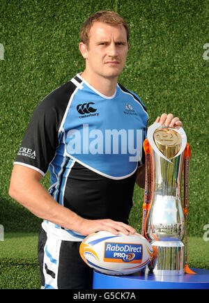 Al Kellock de Glasgow avec le trophée lors du lancement de RaboDirect PRO12 au Riverside Museum, Glasgow. Banque D'Images