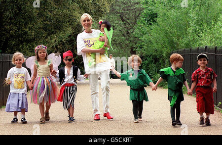 Fiona Phillips, présentatrice de la télévision du matin, lance le Foresters Big Toddle pour Barnado's - une promenade sponsorisée de 800 mètres pour les tout-petits - à Kensington Gardens à Londres. Accompagné d'enfants en costumes Peter Pan, Fiona Kick commence le premier des plus de 100 événements à travers le pays. Banque D'Images