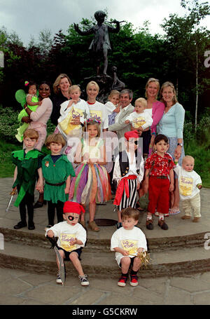 Fiona Phillips, présentateur de la télévision du matin, lance le Foresters Big Toddle for Barnado's - une promenade sponsorisée de 800 mètres pour les tout-petits - à Kensington Gardens à Londres. * rejoint par et les enfants en costumes Peter Pan, Fiona kick commence la première de plus de 100 événements à travers le pays. Banque D'Images