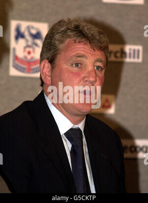 L'ancien directeur de Wigan Athletic Steve Bruce s'entretient avec les médias lors d'une conférence de presse où il a été dévoilé en tant que nouveau patron au Crystal Palace. Banque D'Images