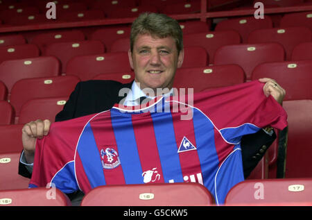 L'ancien directeur de Wigan Athletic Steve Bruce s'entretient avec les médias lors d'une conférence de presse où il a été dévoilé en tant que nouveau patron au Crystal Palace. Banque D'Images