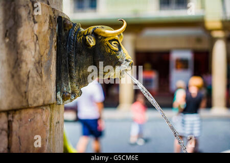 El Torico fontaine dans Carlos Castel square. Libre de la fontaine avec tête de taureau en métal. Huesca, Aragón, Espagne, Europe Banque D'Images