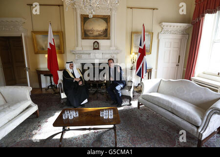 Le Premier ministre britannique David Cameron, à droite, accueille le roi Hamad bin ISA Al Khalifa de Bahreïn au début de leur rencontre dans Downing Street à Londres. Banque D'Images