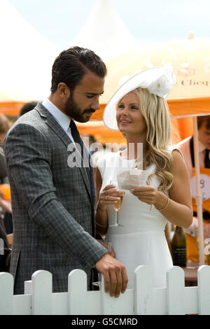 Courses hippiques - 2012 Glorious Goodwood Festival - QIPCO Sussex Stakes Day - Hippodrome de Goodwood.Les Racegoers s'imprégnent de l'atmosphère de l'hippodrome de Goodwood Banque D'Images