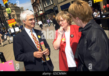 Alistair Darling, secrétaire à la sécurité sociale (à gauche), et Anne McGuire, candidate travailliste locale (au centre), sont des électeurs potentiels à l'extérieur du centre commercial Thistle de Stirling, en Écosse. Banque D'Images