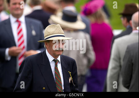 Courses hippiques - 2012 Glorious Goodwood Festival - QIPCO Sussex Stakes Day - Hippodrome de Goodwood.Les Racegoers s'imprégnent de l'atmosphère de l'hippodrome de Goodwood Banque D'Images