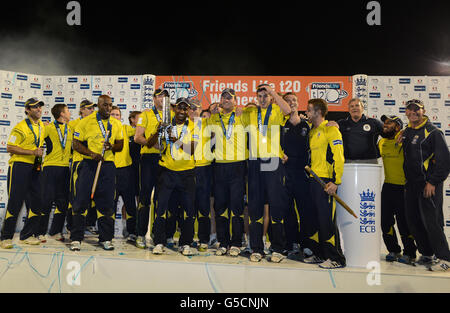 Le capitaine du Hampshire Dimitri Mascarenhas lève le Trophée et célèbre la victoire du match final Friends Life T20 au stade SWALEC de Cardiff. Banque D'Images