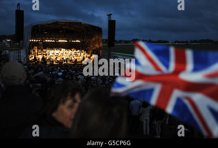 La foule d'Epsom Downs écoute la dernière nuit des Proms interprétée par l'Orchestre de concert de l'Orchestre Philharmonique royale. Banque D'Images