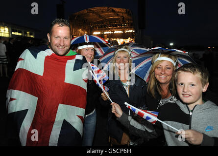 Les amateurs de course profitent de la dernière nuit des Proms, l'Orchestre de concert de l'Orchestre Philharmonique royal à Epsom LIVE! Banque D'Images