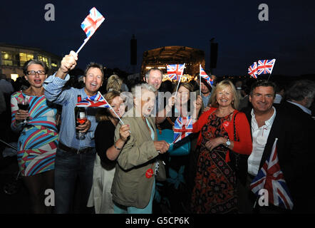 Les amateurs de course profitent de la dernière nuit des Proms, l'Orchestre de concert de l'Orchestre Philharmonique royal à Epsom LIVE! Banque D'Images