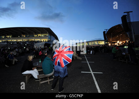 Les amateurs de course profitent de la dernière nuit des Proms, concert de l'Orchestre Philharmonique royal à Epsom Downs Banque D'Images