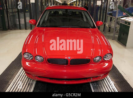 La nouvelle voiture Jaguar X-Type, surnommée le « bébé JAG », à l'usine Jaguar de Halewood, à Merseyside. Le constructeur automobile de luxe a pris des commandes avancées d'une valeur d'environ 100 millions pour son nouveau modèle, qui sera mis en vente en mai 23 2001. * la X-type est la première entrée de Jaguar sur le marché des voitures de luxe junior de direction. Banque D'Images