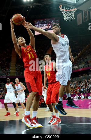 Joel Freeland, en Grande-Bretagne, et Jianlian Yi, en Chine, en action pendant le match du groupe B à l'arène de basket-ball, au parc olympique, au cours du dixième jour des Jeux Olympiques de Londres en 2012. Banque D'Images