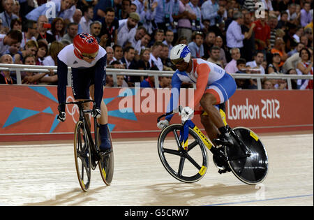 Jason Kenny (à gauche), en Grande-Bretagne, en route pour vaincre Gregory Bauge, en France, pour gagner l'or lors de la finale du sprint masculin Heat 2 le dixième jour des Jeux Olympiques au vélodrome de Londres. Banque D'Images