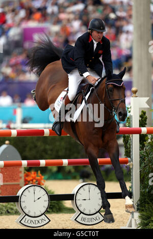 Nick Skelton, en Grande-Bretagne, a fait le tour de Big Star pendant le saut de l'équipe équestre, à Greenwich Park, au cours du dixième jour des Jeux Olympiques de Londres 2012. Banque D'Images