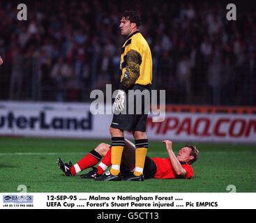 12-SEP-95, Malmo contre la forêt de Nottingham, coupe UEFA, Stuart Pearce de Forest blessé Banque D'Images