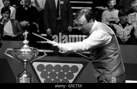 Dennis Taylor, finaliste du snooker, se tourne vers le trophée du championnat du monde de snooker pour s'inspirer avant la finale du championnat du monde de snooker contre Steve Davis à Sheffield. Banque D'Images