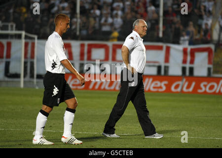 Martin Jol (à droite), responsable de Fulham, et Steve Sidwell quittent le terrain de jeu après le coup de sifflet final Banque D'Images