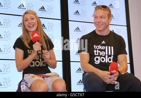 Chris Hoy (à droite) et Laura Trott, de Grande-Bretagne, avec leurs médailles d'or à la suite d'une conférence de presse Adidas au Westfield Shopping Centre, Londres, le douzième jour des Jeux Olympiques de Londres 2012. Banque D'Images