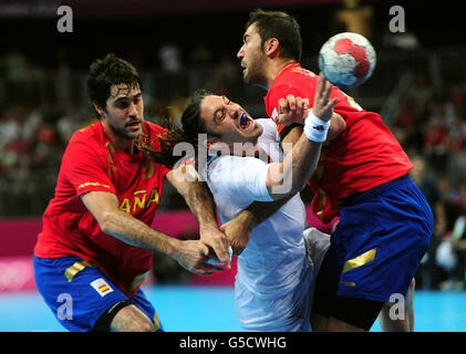 Bertrand Gille (au centre) est abordé par Raul Rodriguez Encerrios (à gauche) et Reixach Canellas (à droite) de l'Espagne lors du match de quart-finale pour Homme de Handball à l'arène de basket-ball, Parc olympique, Londres. Banque D'Images