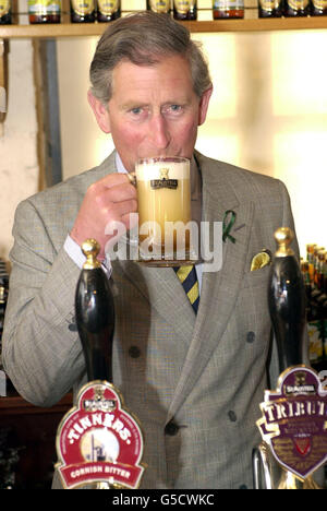 Le Prince de Galles boit une pinte d'amers à la brasserie St Austell, St Austell, Cornwall, avant de se rendre au projet Eden de 80 millions près de St Austell pour visiter la plus grande serre du monde. * 18/11/02: Le Prince de Galles qui a été nommé buveur de bière de l'année. Il recevait son prix du groupe parlementaire de la bière, qui décerne le prix annuel à la figure publique qui aurait le plus fait pour promouvoir la bière. Les politiciens auraient été impressionnés par le soutien de Charles aux pubs dans les communautés rurales à la suite de la crise de la fièvre aphteuse. La campagne a été lancée Banque D'Images