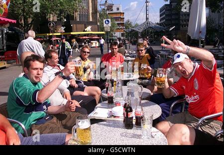 Les supporters de Liverpool s'imprégnent de l'atmosphère et du soleil à Dortmund, avant le match final de la coupe de l'UEFA de leur côté contre l'équipe espagnole Deportivo Alaves. Banque D'Images