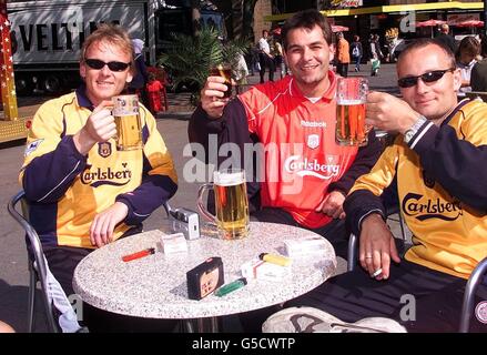 Les supporters de Liverpool s'imprégnent de l'atmosphère et du soleil à Dortmund, avant le match final de la coupe de l'UEFA de leur côté contre l'équipe espagnole Deportivo Alaves. Banque D'Images