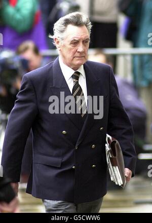 Ted Francis arrive au Old Bailey à Londres pour une audience préparatoire au procès. L'homme de 67 ans de Cranleigh, Surrey, refuse une seule accusation de pervertir le cours de la justice à la suite des accusations portées contre l'auteur millionnaire et dramaturge Lord Archer. * l'ancien vice-président du Parti conservateur, âgé de 61 ans, a plaidé non coupable à cinq chefs d'accusation - deux de parjure, deux de pervertir le cours de la justice et un de l'utilisation d'un faux instrument, concernant des journaux utilisés dans son affaire de diffamation contre le Daily Star en 1987. Banque D'Images