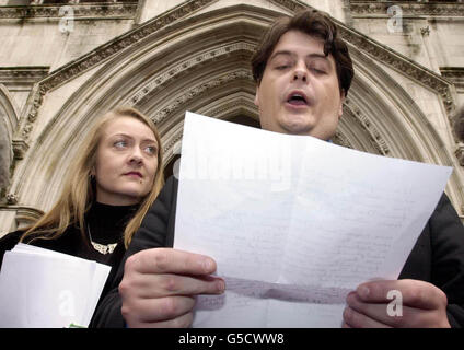 L'ancien agent du MI5 David Sailer et sa partenaire Annie Machon lisent une déclaration devant la haute Cour de Londres après qu'il ait perdu sa bataille juridique avant le procès pour le droit de plaider dans sa défense contre des accusations secrètes qu'il a agi dans l'intérêt public. Banque D'Images