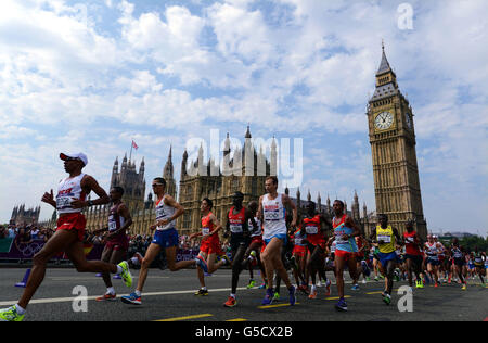 Les coureurs du marathon masculin courent devant le palais de Westminster à Londres. Banque D'Images