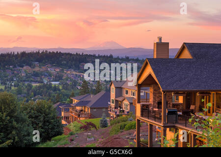 Vue du coucher de soleil avec le Mont St Helens de pont de maisons de luxe dans la région de Happy Valley Oregon dans Clackamas Comté Banque D'Images