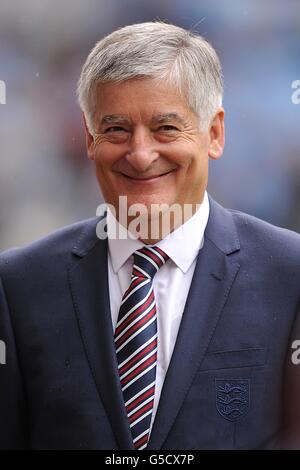 Football - FA Community Shield - Chelsea / Manchester City - Villa Park.David Bernstein, président du FA, sourit avant le match du Bouclier communautaire du FA Banque D'Images