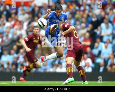 Football - FA Community Shield - Chelsea / Manchester City - Villa Park.Eden Hazard de Chelsea et Pablo Zabaleta (à droite) de Manchester City se battent pour le ballon Banque D'Images