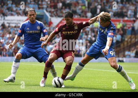 Sergio Aguero, de Manchester City, lutte pour le ballon avec celui de Chelsea Fernando Torres (à droite) et Frank Lampard (à gauche) Banque D'Images