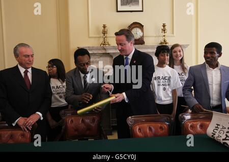 De gauche à droite. Vice-président du Brésil Michel Temer, légende brésilienne du football Edson Arantes do Nascimento 'Pele', Premier ministre David Cameron, légende éthiopienne de la course à pied Haile Gebrselassie avec des jeunes lors du photocall du « sommet de la faim » au 10 Downing Street à Londres. Banque D'Images