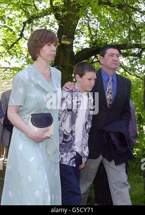 Les parents de Rosie Ross, adolescente poignée, Sean et Karen Ross arrivent à l'église paroissiale d'Aldridge à Aldridge, près de Walsall, West Midlands, avec leur fils Alex, pour un service d'action de grâce tenu à la mémoire de l'adolescent qui a été mortellement poignardé pendant le bain de soleil sur une place de la ville. * Rosie, 16 ans, est décédé à l'hôpital après avoir été poignardé sur la place du Centenaire, à Birmingham, le samedi 12 2001 mai lors d'une visite de la ville avec des amis. Banque D'Images