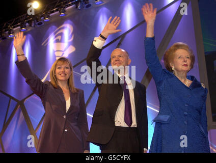 Le chef du Parti conservateur William Hague, sa femme Ffion et la baronne Thatcher lors d'un rassemblement en vue des élections générales du mois prochain à Plymouth. La baronne a fait l’éloge de Thatcher comme le bon homme à diriger le pays et a émis une défense passionnée de la livre sterling. * ... tout en apparaissant à ses côtés pour la première fois dans la campagne. L'ancien premier ministre a déclaré que la question clé de l'élection était de savoir si la Grande-Bretagne resterait une nation libre et indépendante ou serait dissoute en Europe fédérale. Banque D'Images