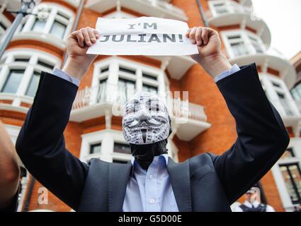 Un supporter masqué de Julian Assange devant l'ambassade de l'Équateur à Knightsbridge, dans le centre de Londres, Alors que la dispute diplomatique entre le Royaume-Uni et l'Équateur à propos du fondateur de WikiLeaks, Julian Assange, s'est aggravée après que le Foreign Office a déclaré que le gouvernement chercherait à l'extrader même s'il obtient l'asile politique de la nation sud-américaine. Banque D'Images