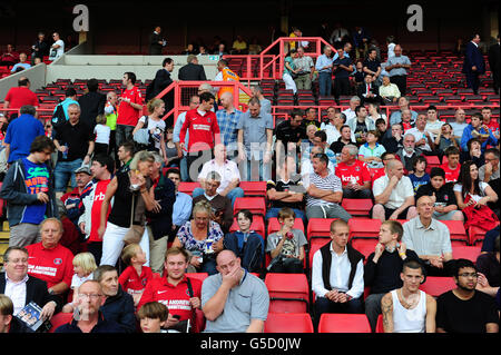 Football - Capital One Cup - Premier tour - Charlton Athletic / Leyton Orient - The Valley. Charlton Athletic fans dans les stands. Banque D'Images