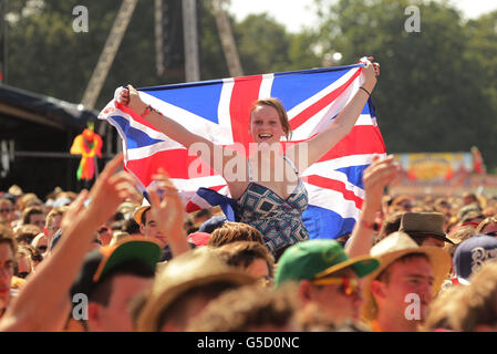 La foule regardant Emeli Sande jouer sur la scène Virgin Media au V Festival à Hylands Park, Chelmsford. Banque D'Images