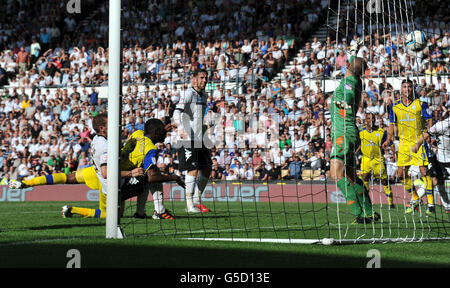 Football - npower football League Championship - Derby County v Sheffield Wednesday - Pride Park.Reda Johnson de Sheffield Wednesday (2e à gauche), propulse un cueilleur devant le gardien de but du comté de Derby Frank Fielding pour marquer leur but égalisateur Banque D'Images