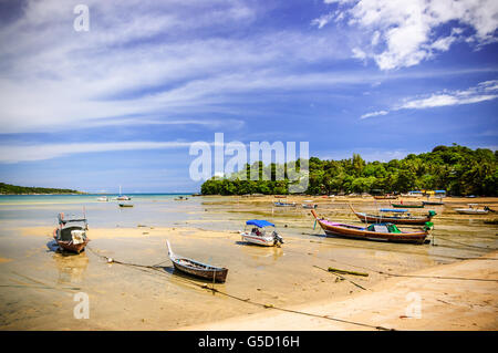 Bateaux à longue queue sur la plage de Rawai à marée basse, Phuket, Thailand Banque D'Images