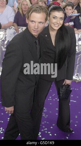 Jack Ryder, acteur d'EastEnders, qui joue Jamie Mitchell dans le spectacle, arrive avec Kym Marsh du groupe pop Hear'say, aux British SOAP Awards 2001, au BBC Television Center à l'ouest de Londres. Banque D'Images