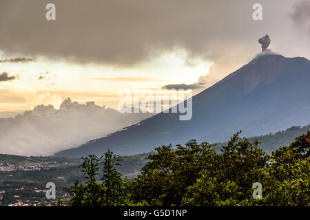 Coucher de soleil sur le tabagisme actif volcan Fuego près de site du patrimoine mondial de l'Unesco d'Antigua, Guatemala, Amérique centrale Banque D'Images