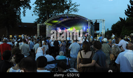 Les courses de chevaux de course et de la musique - Nuit - Lingfield Park Racecourse Banque D'Images