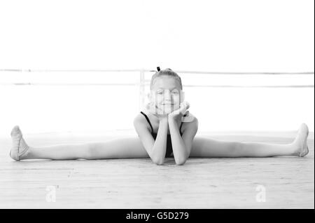 Photo en noir et blanc. Ballerine mignon faisant split Banque D'Images