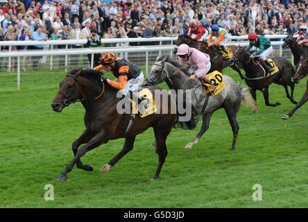 Trade Storm, criblé de Jamie Spencer, remporte le concours Don't Settle for Less for Less lors du deuxième jour du festival Ebor de 2012 à l'hippodrome de York. Banque D'Images