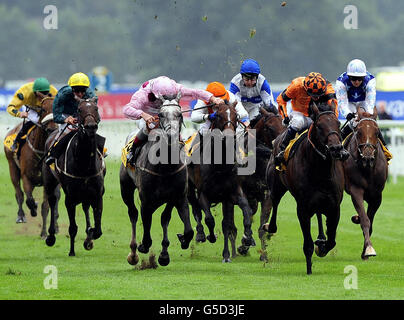 Trade Storm, criblé de Jamie Spencer (deuxième à droite), remporte le concours Don't Settle for less Stakes au cours du deuxième jour du festival Ebor 2012 de l'hippodrome de York. Banque D'Images