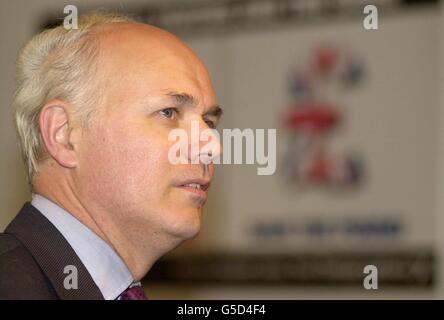 Le secrétaire de la Défense fantôme, Iain Duncan Smith, regarde les résultats de l'élection générale de 2001 sur grand écran, au Bureau central conservateur, à Londres. Le chef du parti, William Hague, a appelé le Premier ministre Tony Blair dans la matinée pour concéder la défaite aux élections. *18/06/2001....Secrétaire de la Défense fantôme Iain Duncan Smith. Duncan Smith doit prendre la direction du Parti conservateur, a déclaré son partisan Bernard Jenkin, ministre des Transports de l'ombre. Banque D'Images