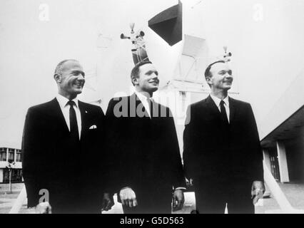 Des hommes d'équipage pour le vol Apollo 11 posent au centre spatial habité de Houston, Texas, devant une maquette de l'engin qui devrait transporter deux d'entre eux à la surface de la Lune. De gauche à droite; le colonel Edwin 'Buzz' Aldrin de la Force aérienne américaine; Neil Armstrong, le civil qui commandera la mission, et le lieutenant-colonel Michael Collins, qui restera dans la capsule en orbite lunaire pendant la tentative d'atterrissage. Banque D'Images